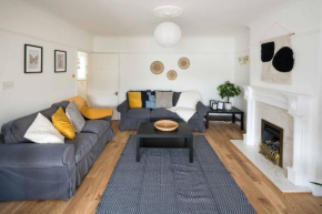 Spacious 4BD Home near Gatwick & LDN Links